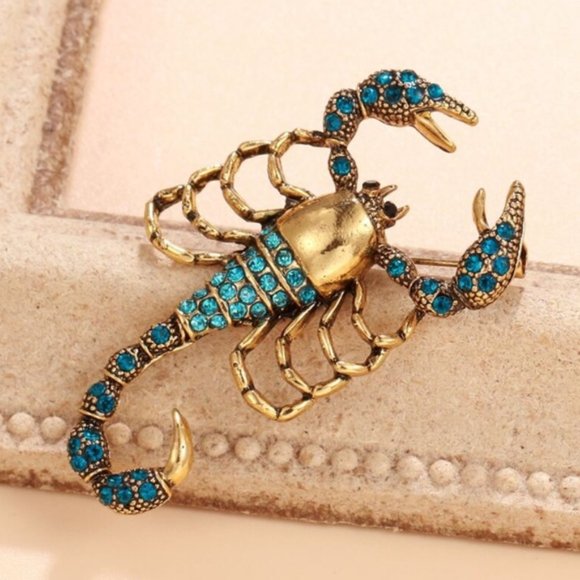 Rhinestone Scorpion Brooch Pin Inlay Gold Sparkle Dazzle Arachnid Bold Statement - Picture 2 of 5